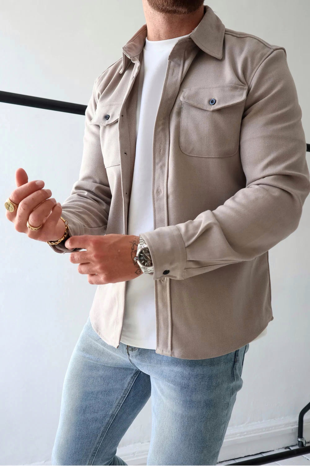 Overshirt – Langärmliges Herrenhemd mit Brusttaschen und Knöpfen-Beige-S-Chaps Herrenmode