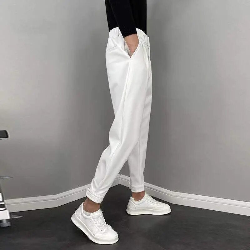 Slacks-Hosen – Locker sitzende Herrenhose mit elastischem Bund und Falten-Chaps Herrenmode
