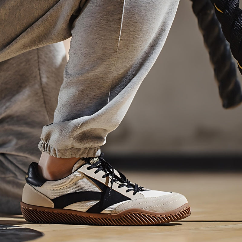 Sneakers – Sport – Schwarz und Weiß – Schnürschuhe – Herrenschuhe-Chaps Herrenmode